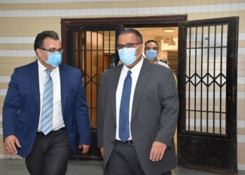 نائب رئيس جامعة عين شمس يتفقد سير الامتحانات بكلية طب الأسنان |صور