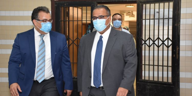 نائب رئيس جامعة عين شمس يتفقد سير الامتحانات بكلية طب الأسنان |صور