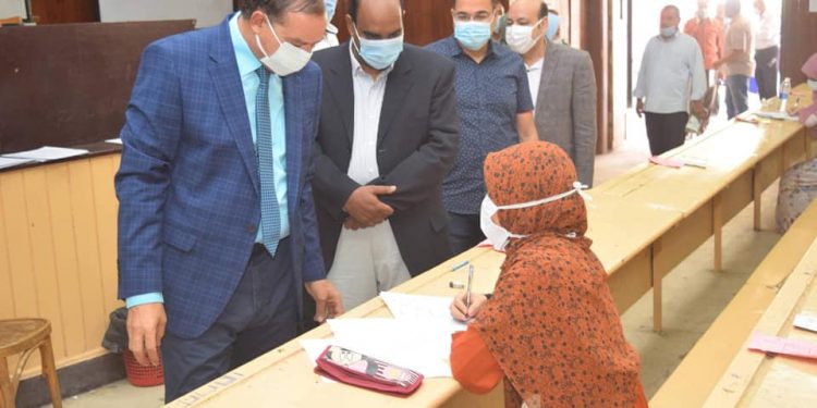 1463 طالب بصيدلة جامعة سوهاج يواصلون تأدية امتحانات الفصل الدراسي الثاني