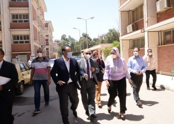 رئيس جامعة أسيوط يتفقد امتحانات المستشفى البيطري التعليمي