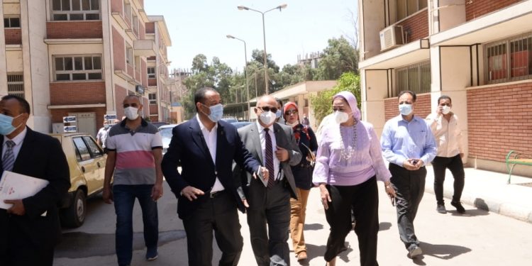 رئيس جامعة أسيوط يتفقد امتحانات المستشفى البيطري التعليمي