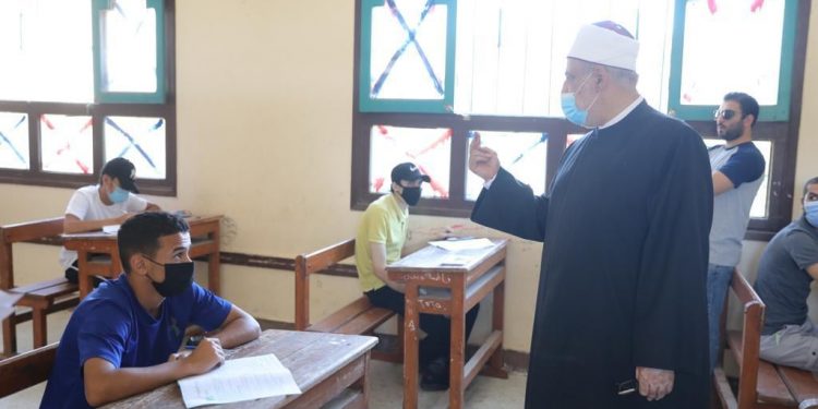 وكيل الأزهر ورئيس قطاع المعاهد يتفقدان لجان الامتحانات بالإسماعيلية والمنوفية