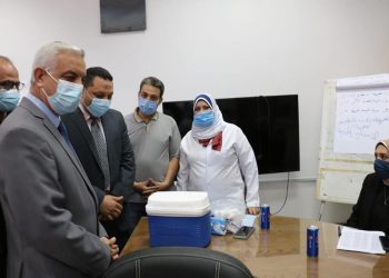 رئيس جامعة المنوفية يتفقد سير العمل بمقر الفرق المتنقلة لتلقي لقاح كورونا