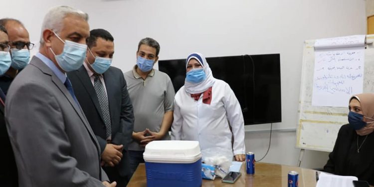 رئيس جامعة المنوفية يتفقد سير العمل بمقر الفرق المتنقلة لتلقي لقاح كورونا