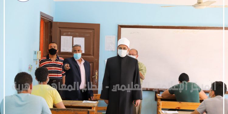 رئيس قطاع المعاهد الأزهرية يتفقد لجانَ الشهادةِ الثانويةِ الأزهرية في يومِها الثاني