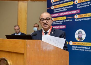 رئيس جامعة أسيوط يشارك في افتتاح المؤتمر العلمي للجمعية المصرية للغدة الدرقية 2021