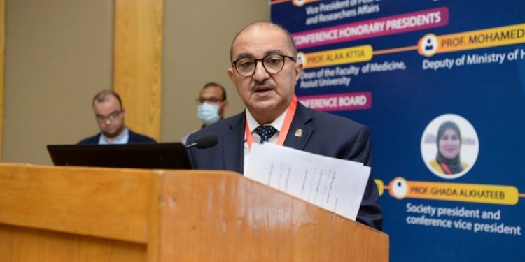 رئيس جامعة أسيوط يشارك في افتتاح المؤتمر العلمي للجمعية المصرية للغدة الدرقية 2021