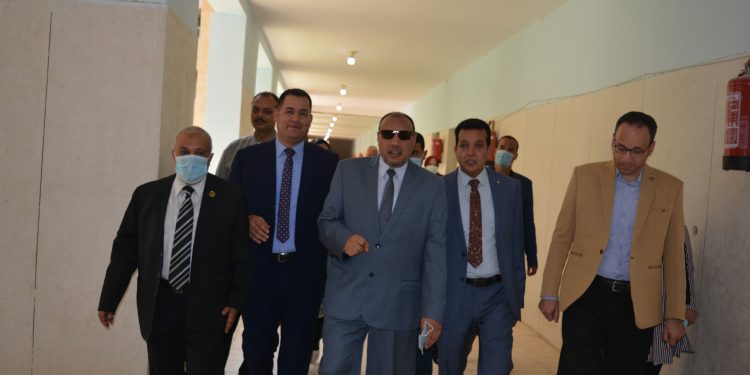نائب رئيس جامعة الأزهر يتفقد إدارات العمل وبعض المنشآت بكلية البنات بالمنيا