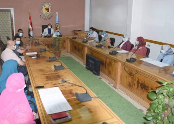 رئيس جامعة سوهاج يناقش آليات تفعيل أنظمة رصد وإظهار نتائج الطلاب إلكترونيًا