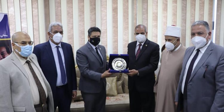 رئيس جامعة دمياط يوجه الشكر لجامعة الأزهر لتدريبها أطباء الجامعة بمستشفياتها