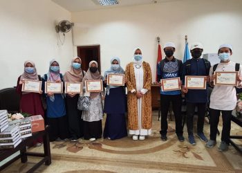 عميد العلوم الإسلامية تكرم الطلاب الوافدين المتفوقين وتشجعهم على النجاح