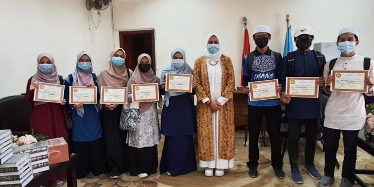 عميد العلوم الإسلامية تكرم الطلاب الوافدين المتفوقين وتشجعهم على النجاح