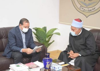 الأوقاف تهدي المكتبة المركزية جامعة سوهاج 38 كتاب عن القضايا الحديثة لمواجهة التطرف