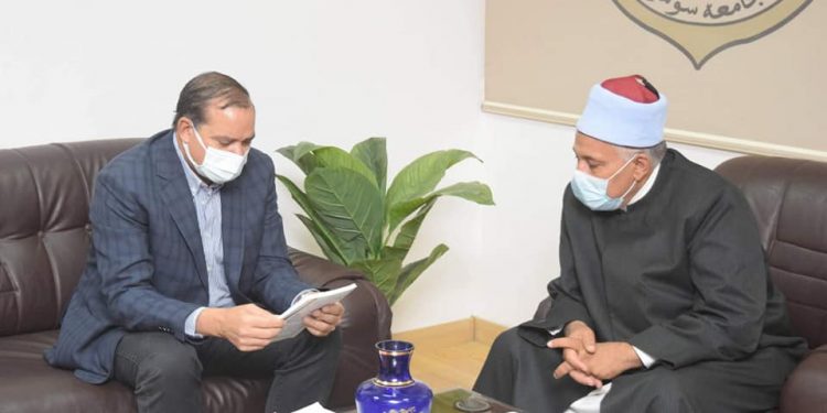 الأوقاف تهدي المكتبة المركزية جامعة سوهاج 38 كتاب عن القضايا الحديثة لمواجهة التطرف