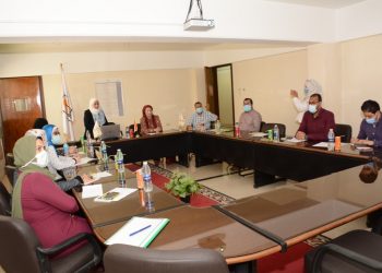 نائب رئيس جامعة أسيوط تتابع مشروع تطوير منصة البيانات الإلكترونية لوباء كورونا