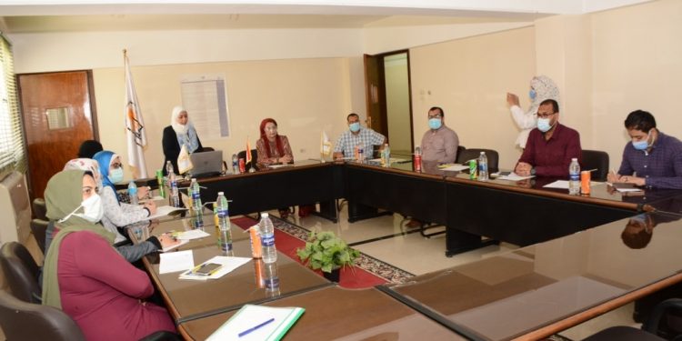 نائب رئيس جامعة أسيوط تتابع مشروع تطوير منصة البيانات الإلكترونية لوباء كورونا