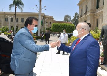 وزير التعليم العالي ورئيس جامعة القاهرة يستعرضان الوضع الحالي للمشروعات الكبرى للجامعة 