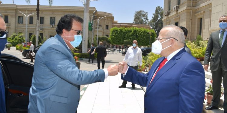 وزير التعليم العالي ورئيس جامعة القاهرة يستعرضان الوضع الحالي للمشروعات الكبرى للجامعة