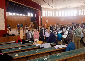 رئيس جامعة المنيا يتفقد امتحانات كلية التربية للاطمئنان علي سير الامتحانات