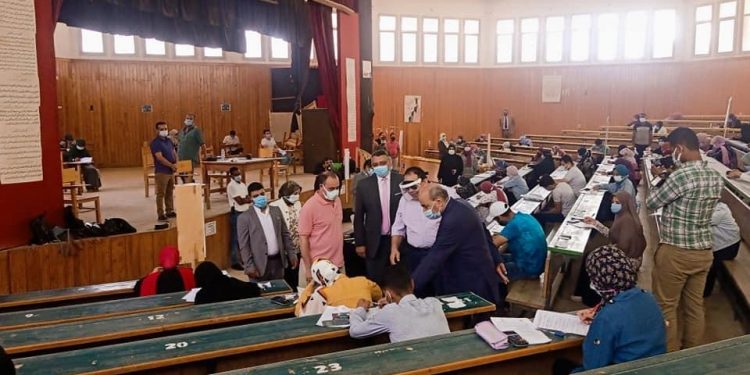 رئيس جامعة المنيا يتفقد امتحانات كلية التربية للاطمئنان علي سير الامتحانات