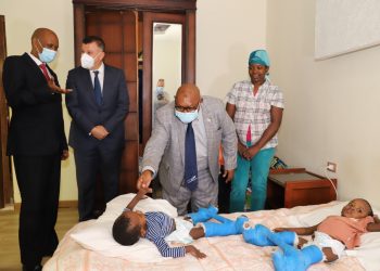 السفير البوروندي و رئيس جامعة عين شمس يطمئنان على التؤام البوروندي بعد نجاح عملية الفصل