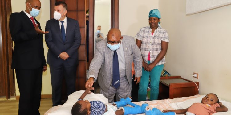 السفير البوروندي و رئيس جامعة عين شمس يطمئنان على التؤام البوروندي بعد نجاح عملية الفصل