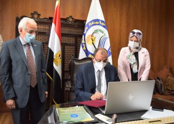 رئيس جامعة بني سويف يوقع بروتوكول تعاون مع المركز الإقليمي لتدريس علوم وتكنولوجيا الفضاء لغرب آسيا