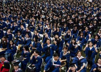 بدون إجراءات احترازية.. 11 ألف طالب يحتفلون بتخرجهم في جامعة ووهان الصينية