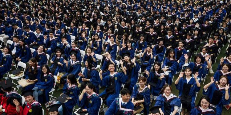 بدون إجراءات احترازية.. 11 ألف طالب يحتفلون بتخرجهم في جامعة ووهان الصينية