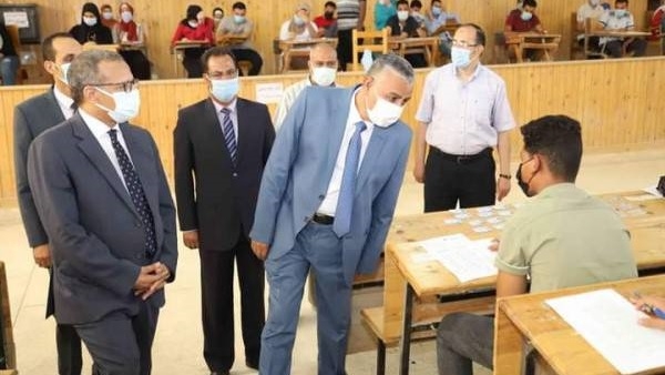 رئيس جامعة جنوب الوادي يتفقد امتحانات الكليات