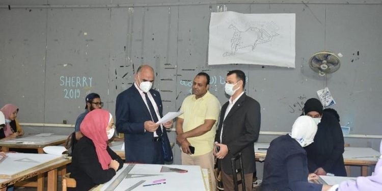 رئيس جامعة الأقصر يتفقد بدء امتحانات نهاية العام بالكليات