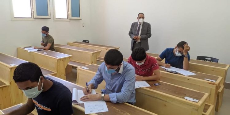 رئيس جامعة بني سويف التكنولوجية يتفقد سير الامتحانات