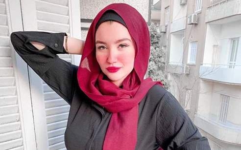 مصدر بـ «آثار القاهرة» يكشف موقف حنين حسام من الدراسة بالكلية بعد القبض عليها