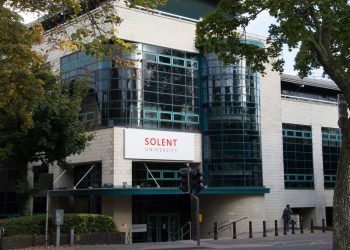 جامعة سولنت البريطانية تقدم منحة لطلاب البكالوريوس
