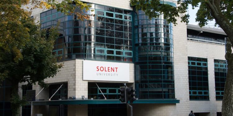 جامعة سولنت البريطانية تقدم منحة لطلاب البكالوريوس