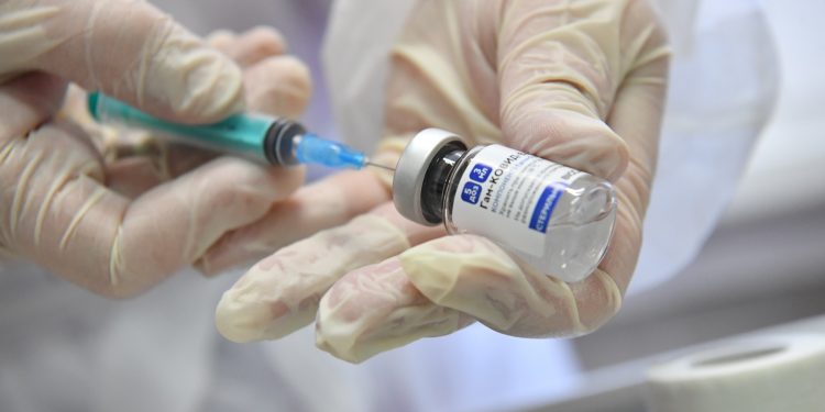 بمبالغ مالية وإنترنت مجاني.. دولة تبتكر وسيلة جديدة لتشجيع الشباب على التطعيم ضد كورونا