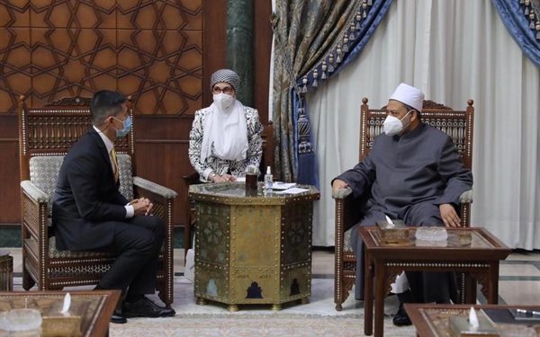 الإمام الأكبر يثني على نشاط السفير التايلاندي مع أبناء وطنه الدارسين بالأزهر