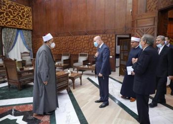 الرئيس الفلسطيني يهدي شيخ الأزهر نسخة خاصة من العهدة العمرية