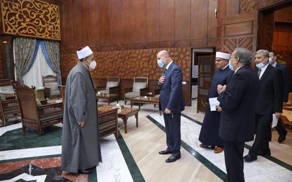 الرئيس الفلسطيني يهدي شيخ الأزهر نسخة خاصة من العهدة العمرية