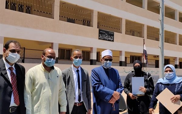 رئيس أزهر مطروح يكرم عددًا من مديري الإدارات والمعاهد ومشرف بوابة الأزهر لجهودهم المتميزة