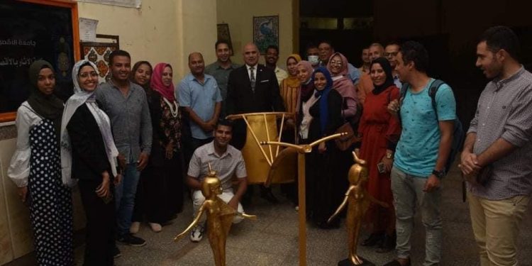 رئيس جامعة الأقصر يفتتح مشروعات تخرج طلاب كلية الآثار