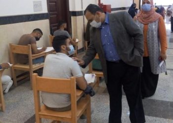 نائب رئيس جامعة بنها يتفقد الامتحانات بالمعهد الفنى للتمريض