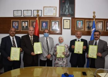 رئيس جامعة عين شمس يكرم الحاصلين علي جائزة الجامعة التقديرية بكلية العلوم|صور