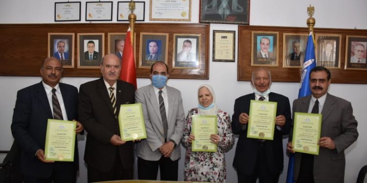 رئيس جامعة عين شمس يكرم الحاصلين علي جائزة الجامعة التقديرية بكلية العلوم|صور