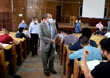 توجيهات من رئيس جامعة بني سويف خلال جولته بامتحانات كلية التجارة