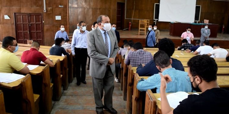 توجيهات من رئيس جامعة بني سويف خلال جولته بامتحانات كلية التجارة