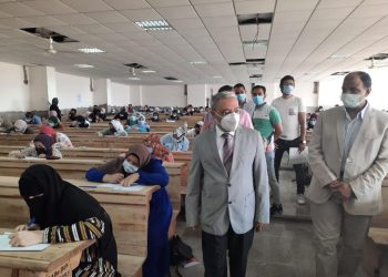 رئيس جامعة طنطا يتابع أعمال امتحانات نهاية العام بكلية الآداب