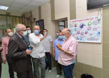 رئيس جامعة المنصورة يتفقد تطوير مستشفى الطلبة الجامعي