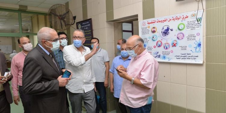 رئيس جامعة المنصورة يتفقد تطوير مستشفى الطلبة الجامعي