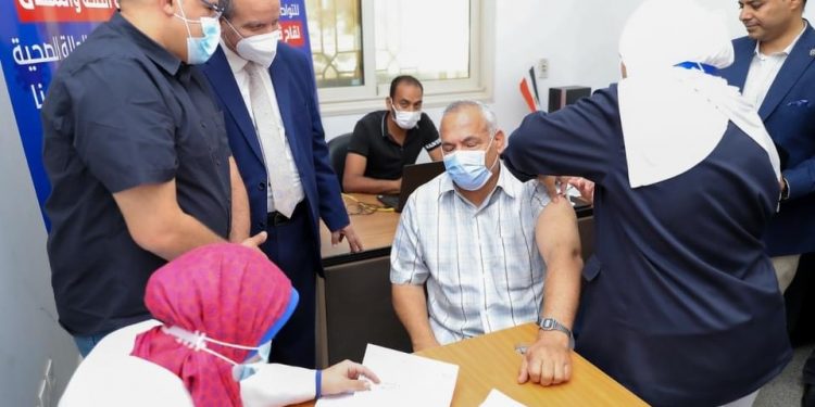 انطلاق حملة تطعيم فيروس كورونا بجامعة السويس